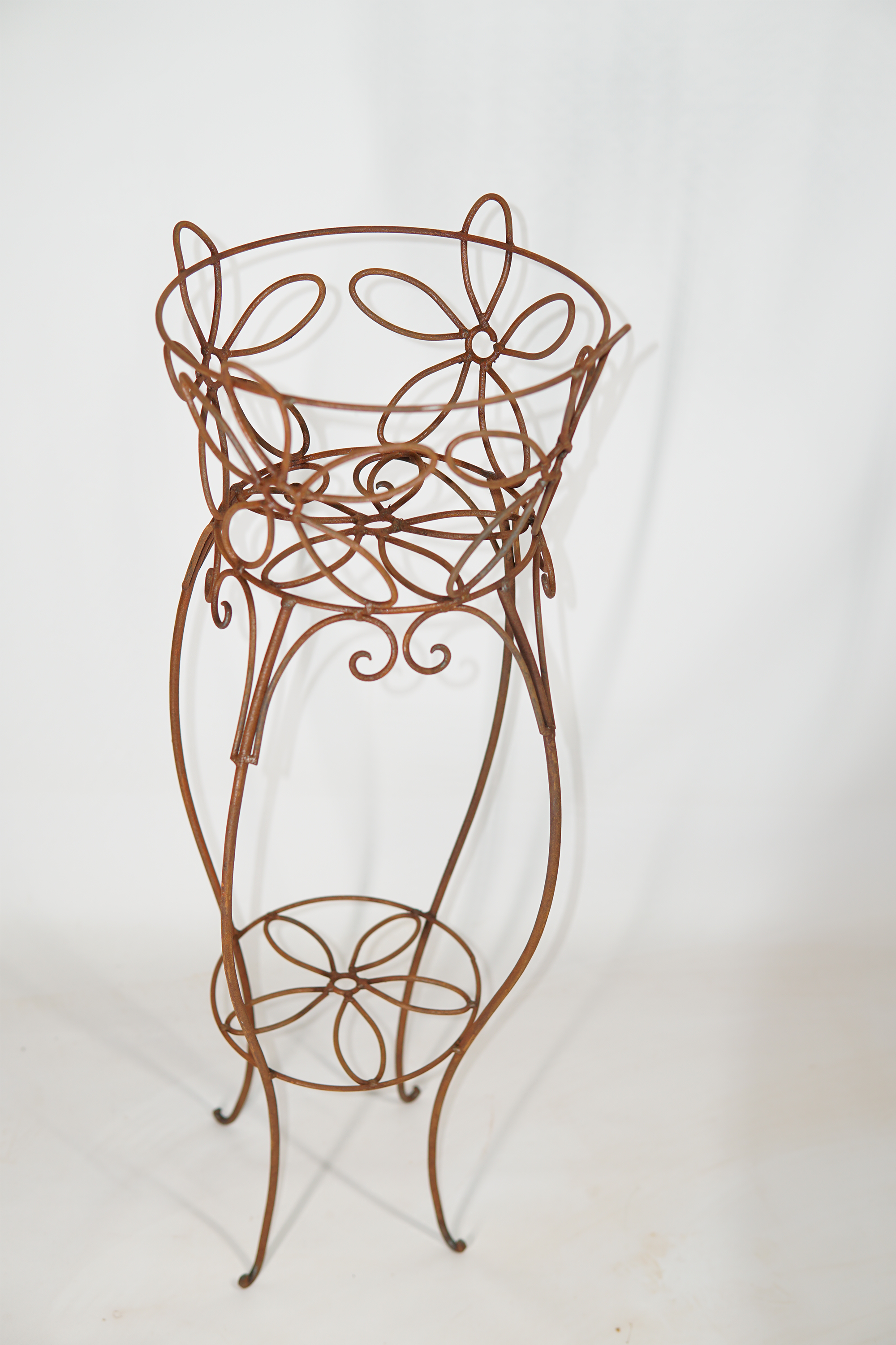 W3495 Daisy round basket with legs