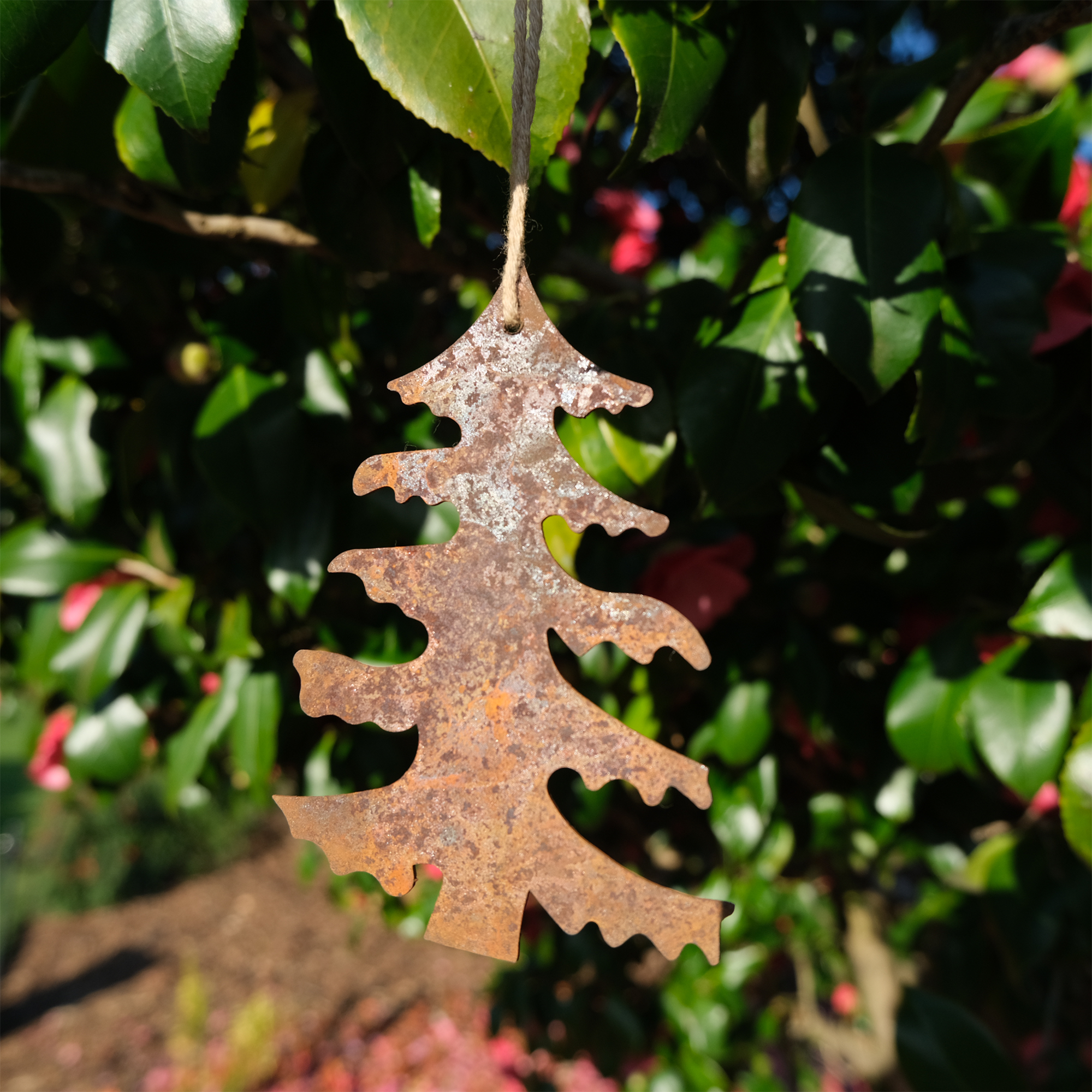 DE01009 CHRISTMAS TREE- RUSTED METAL ARTS IN GARDEN